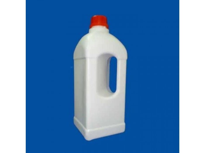 Can nhựa trắng nhỏ nắp đỏ có quai khoét liền thân trên nền xanh