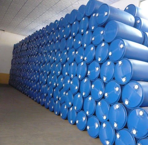 Kho trong nhà xếp nhiều phuy nhựa xanh dương nằm ngang chồng nhiều tầng