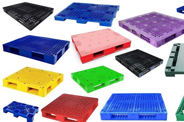 Pallet nhựa nhiều kiểu và màu sắc: đen, xanh dương, tím, hồng, vàng, xanh lá, đỏ
