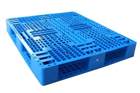 Pallet nhựa xanh dương mặt lưới nhiều lỗ thoáng, chụp trên nền trắng