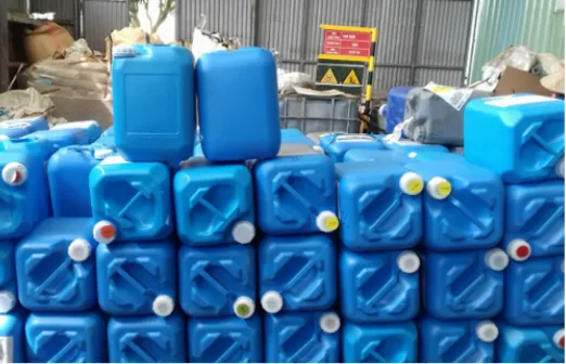 Kho can nhựa xanh dương vuông xếp chồng nhiều lớp, nắp trắng vàng đỏ