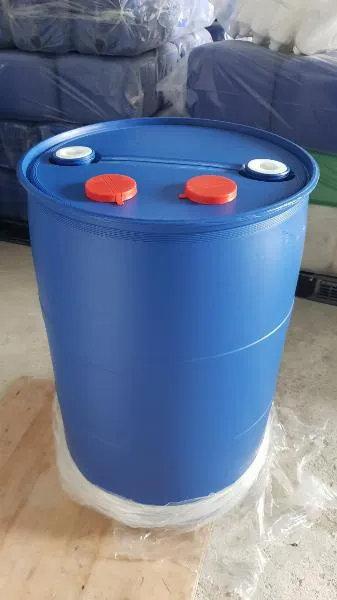 Phuy nhựa xanh dương kín với hai nắp đỏ, đáy quấn màng nilon