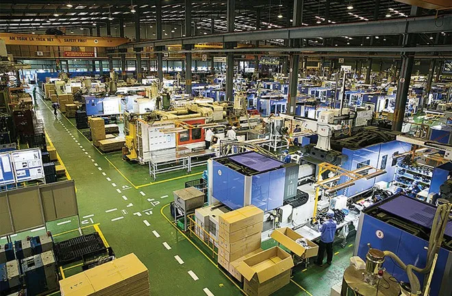 Nhà xưởng ép nhựa rộng với nhiều máy ép phun xanh dương