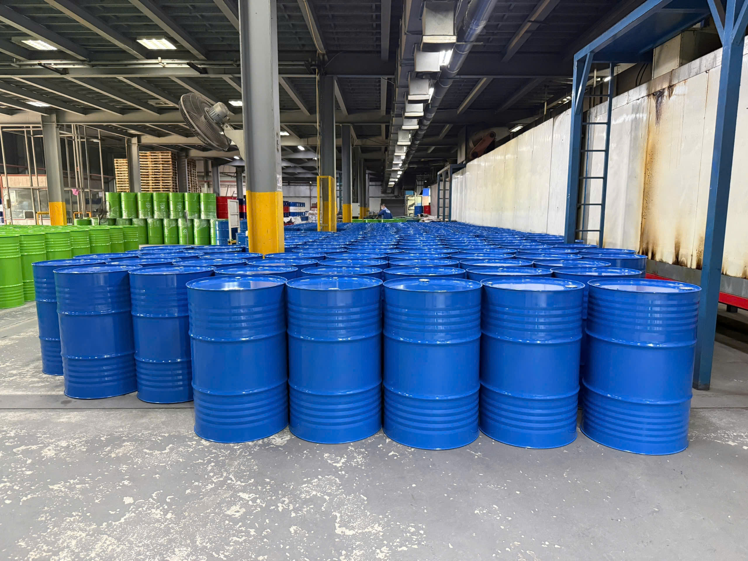 Nhà xưởng xếp hàng trăm phuy sắt xanh dương mới nắp kín