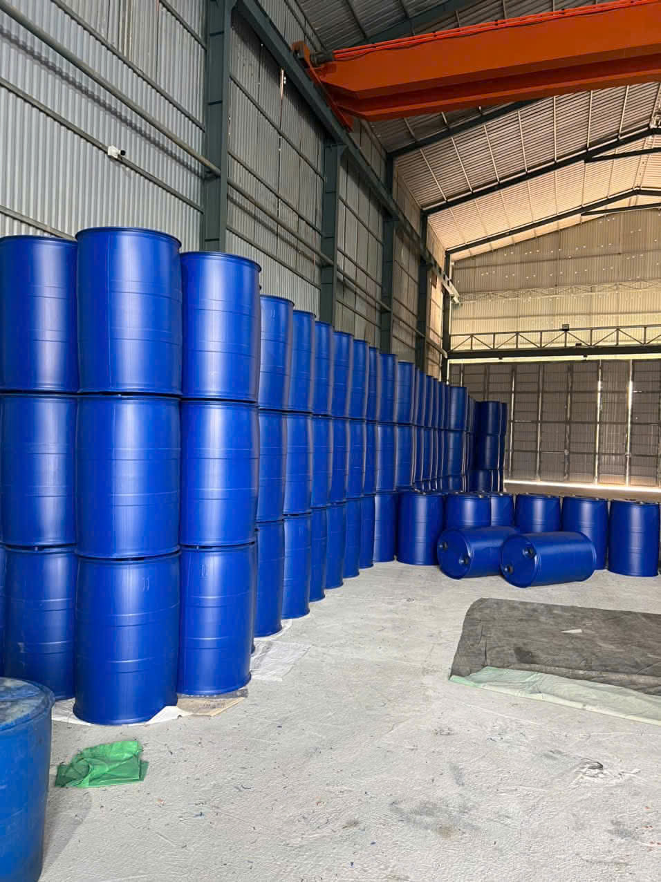 Kho mái tôn xếp nhiều tầng phuy nhựa xanh dương kín nắp dọc vách