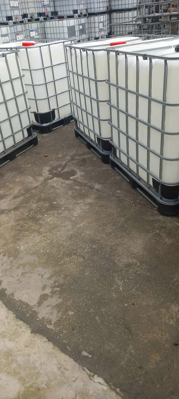 Dãy tank IBC 1000L ruột trắng trong khung thép xám, đặt trên đế nhựa đen