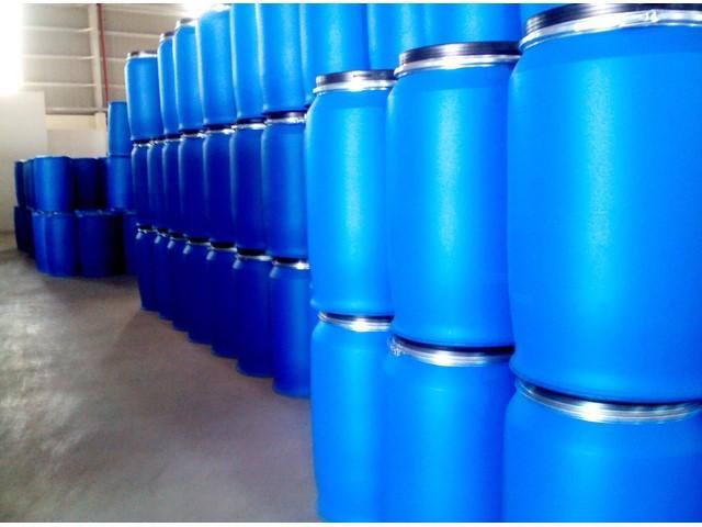 Kho phuy nhựa xanh dương nắp mở đai kẽm xếp chồng thành dãy dài