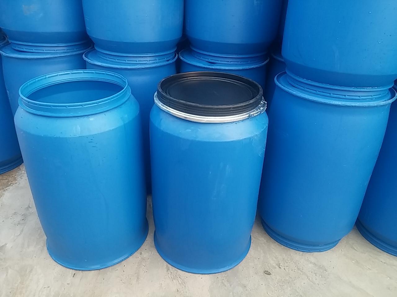 Thùng phi nhựa xanh dương miệng rộng, thùng giữa đậy nắp đen có vành siết kim loại