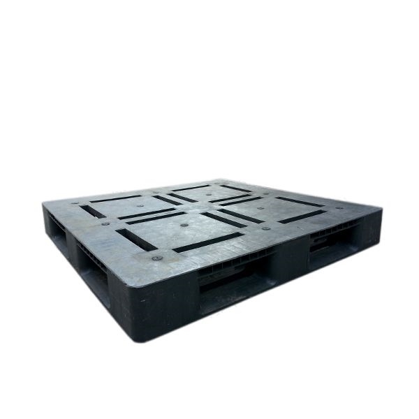 Pallet nhựa đen mặt kín có rãnh, ba chân hộp