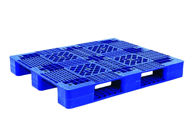 Pallet nhựa xanh dương đậm mặt lưới ba chân chụp chéo nền trắng