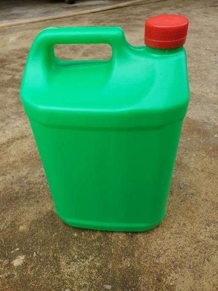 Can nhựa 5 lít xanh với tay cầm chắc chắn
