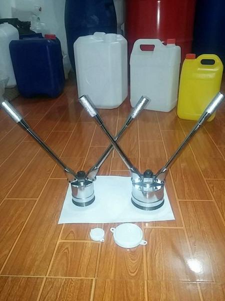 Hai dụng cụ seal niêm phong inox cán dài cạnh hai nắp trắng có tai