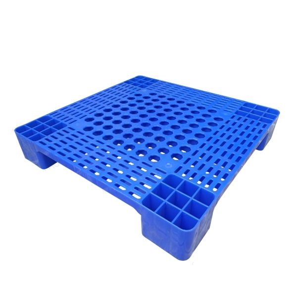 Pallet nhựa xanh dương chín chân thấp, mặt có lỗ tròn và rãnh dài