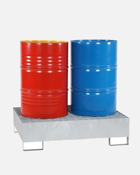 Hai phuy sắt màu đỏ và xanh dương đặt trên khay chứa thép mạ kẽm