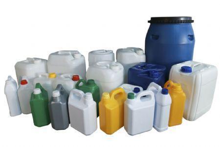 Nhiều can nhựa và chai nhựa các cỡ cùng một phuy xanh dương phía sau