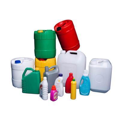 Các can và chai nhựa nhiều màu xanh lá, đỏ, vàng, trắng, hồng cam