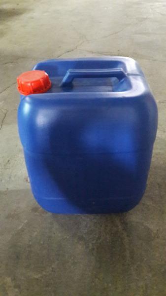Can nhựa xanh dương đậm nắp đỏ đặt trên nền xi măng