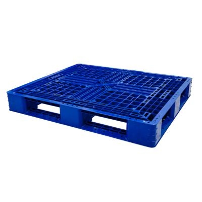 Pallet nhựa xanh dương đậm chân hộp với hai lỗ xe nâng