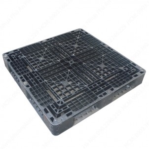 Pallet nhựa đen mặt trên có lưới gân dày, nền trắng