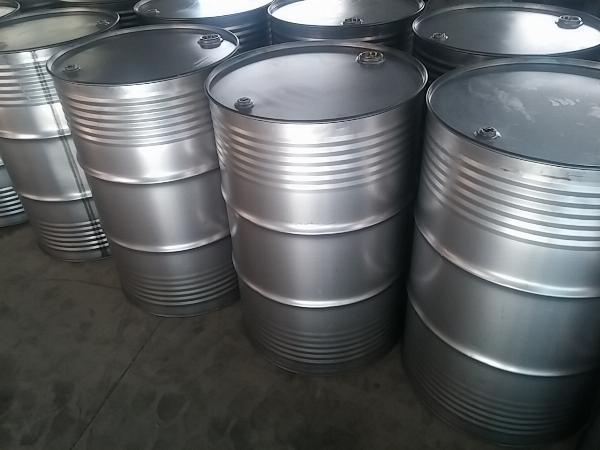 Nhiều thùng phuy sắt không sơn màu bạc, nắp kín có hai lỗ, xếp sát nhau trong nhà kho