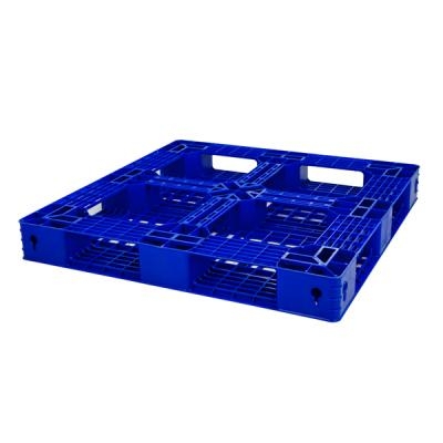 Mặt đáy pallet nhựa xanh dương đậm với các hộp liền khối ở góc