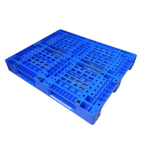 Pallet nhựa xanh dương mặt lưới nhiều lỗ tròn và ô vuông, ba chân
