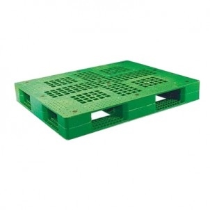 Pallet nhựa xanh lá hai lối nâng, mặt có các ô thoáng