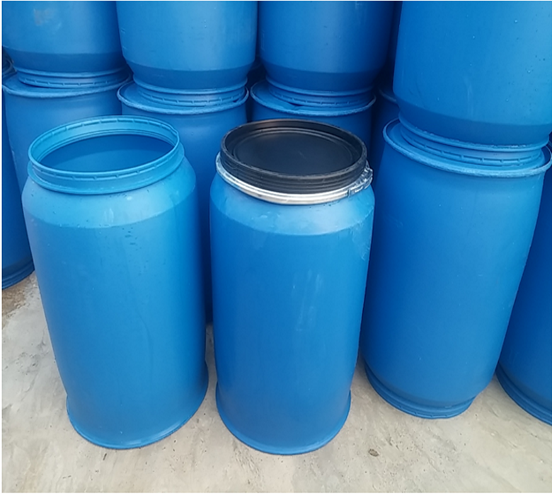 Các phuy nhựa xanh dương mở nắp xếp chồng cạnh phuy nắp đen đai kẽm