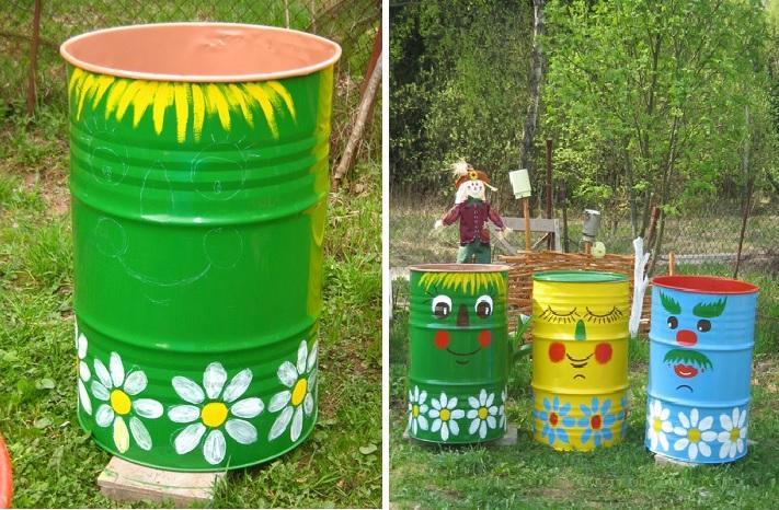 Phuy sắt xanh lá vẽ hoa cúc và ba phuy vẽ nhân vật ngoài vườn