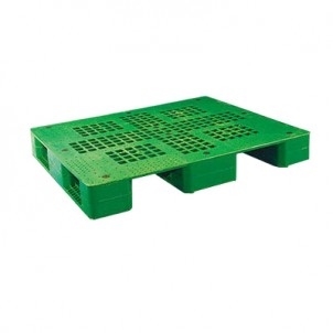 Pallet nhựa xanh lá mặt thoáng nhiều ô vuông, ba thanh chân