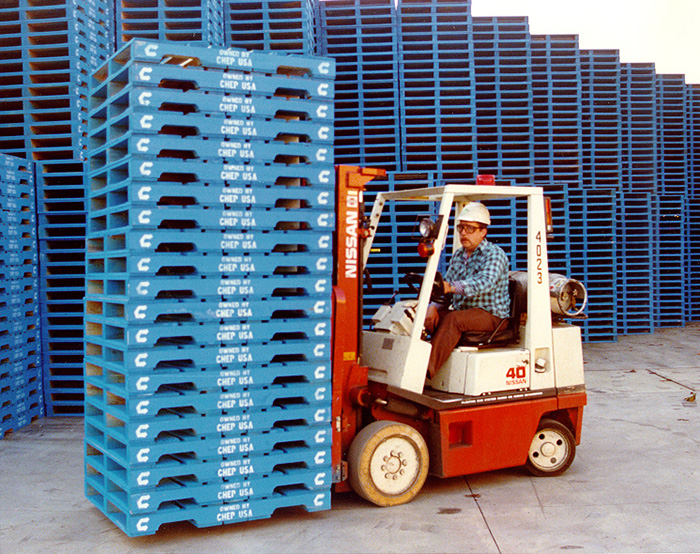 Cách sử dụng xe nâng với pallet nhựa