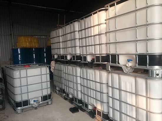 Nhà kho tôn xếp hai dãy bồn IBC trắng khung thép hai tầng
