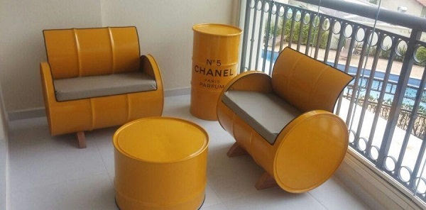 Hình ảnh bộ bàn ghế được thiết kế độc đáo bằng thùng phi sắt