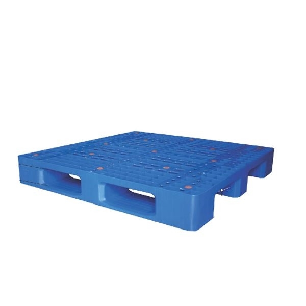 Pallet nhựa xanh dương mặt lưới có ba thanh đỡ phía dưới