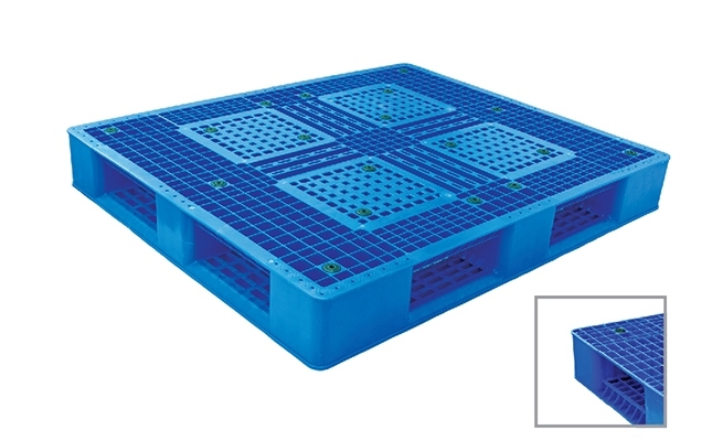Pallet nhựa xanh dương nhạt mặt kín có bốn ô lưới lõm